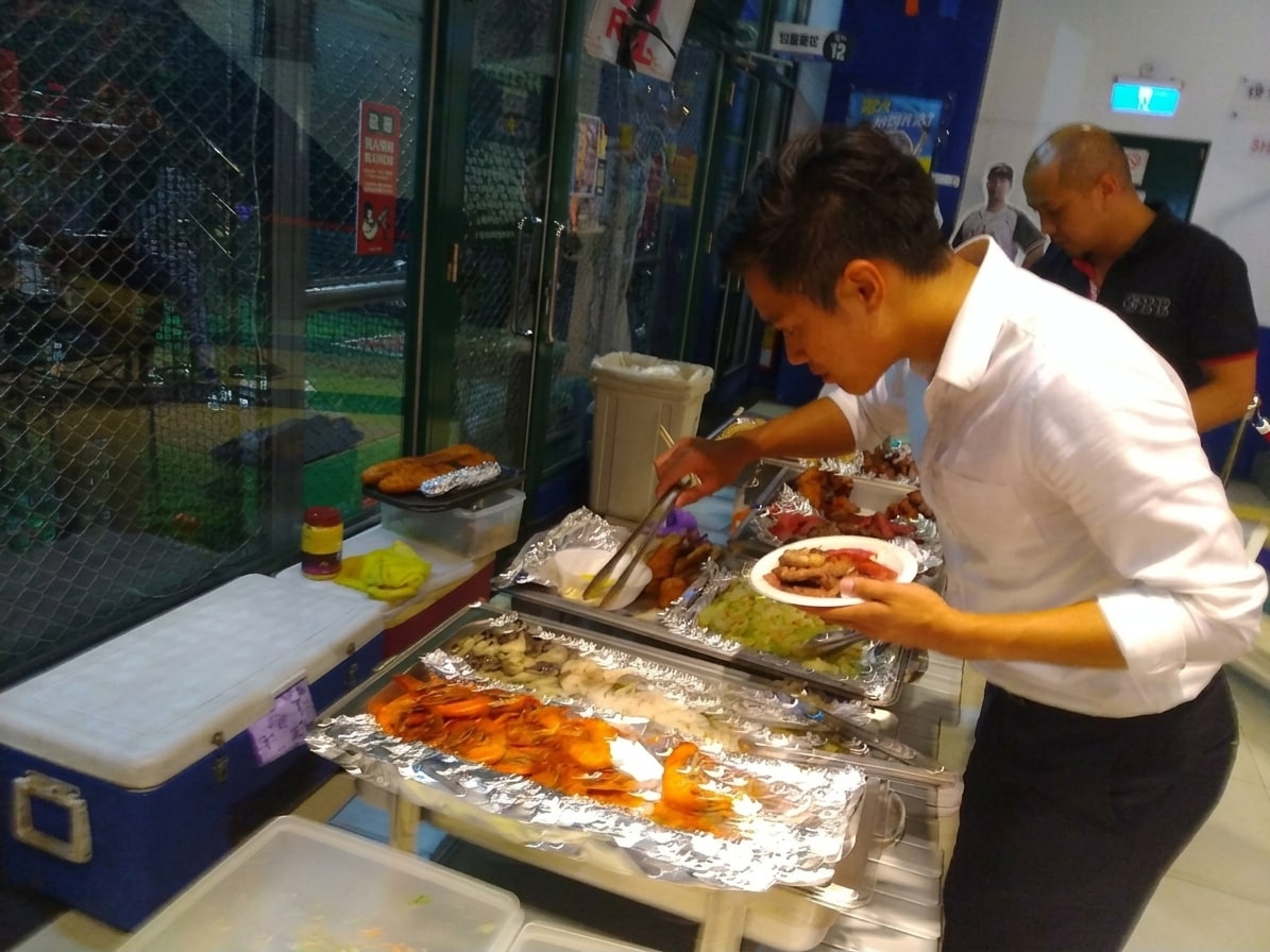 Samba 團隊現場準備餐點與服務