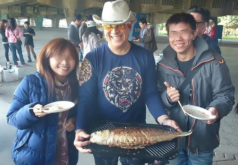 橋下派對現場烤魚料理
