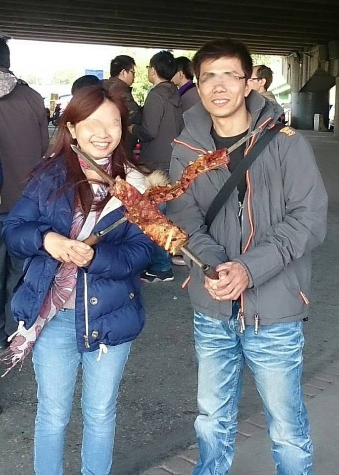橋下聖誕派對賓客享用窯烤料理
